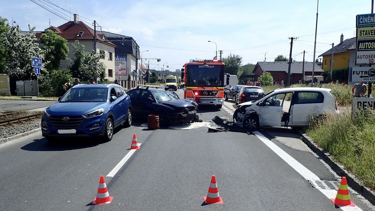 Při střetu dvou aut v Ostravě se zranilo pět lidí, z toho dvě děti